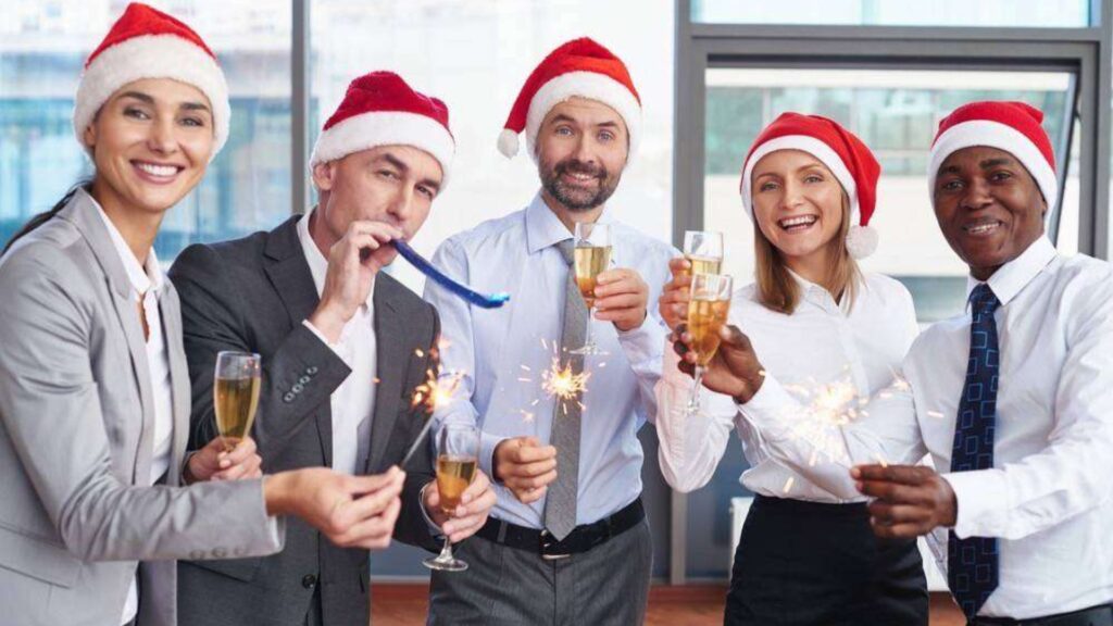 Organisez un séminaire de Noël dans une salle élégamment décorée