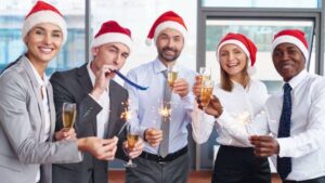 Organisez un séminaire de Noël dans une salle élégamment décorée