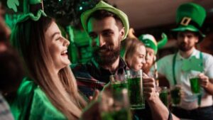 Organisez une fête de Saint-Patrick dans une salle moderne et festive