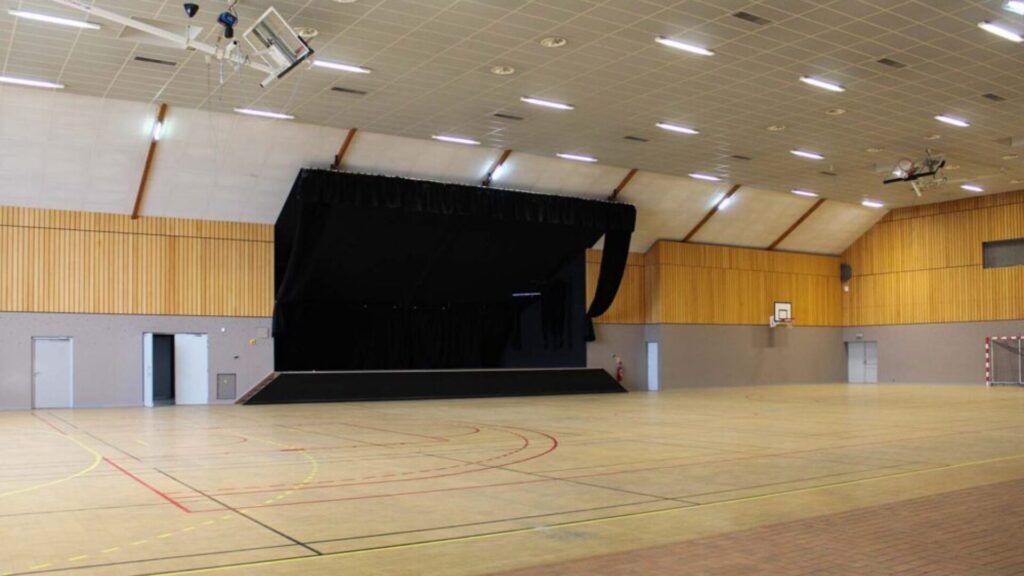 Louez une salle polyvalente pour un événement sur-mesure avec équipements modernes