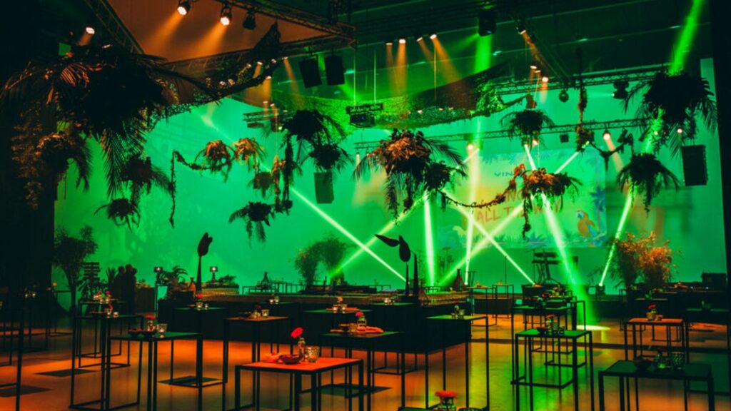 Créez un événement unique dans une salle équipée pour des projections et des présentations