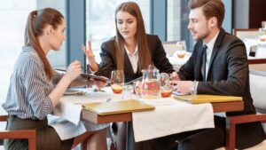 Blog 69 Organisez un dîner d'affaires réussi dans une salle élégante et bien équipée