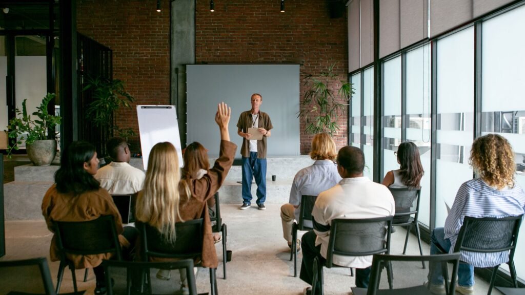Créez une ambiance professionnelle avec une salle équipée pour des séminaires